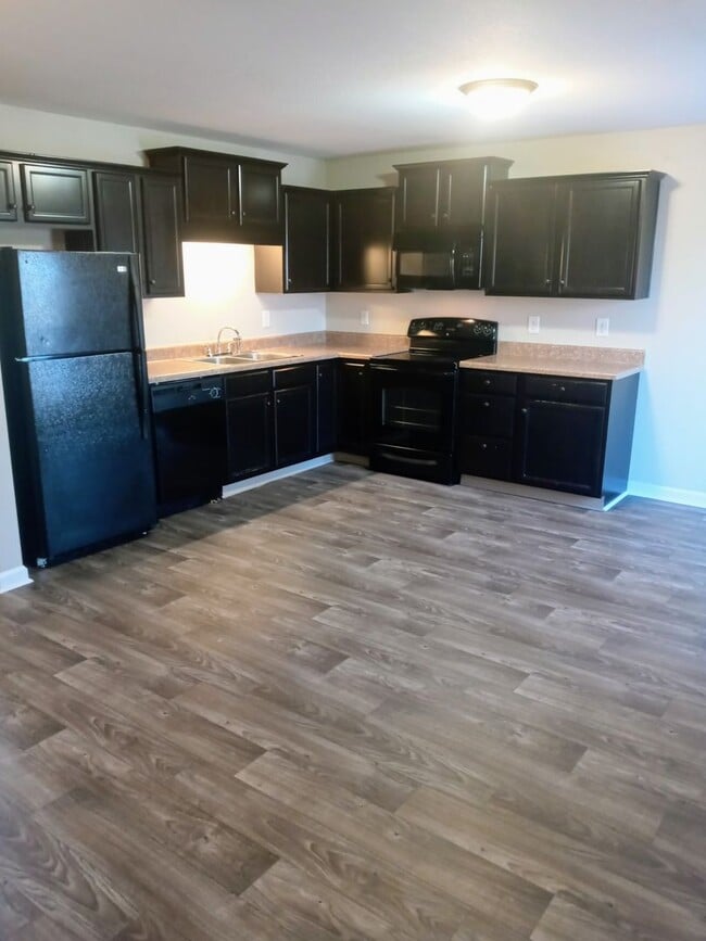 Building Photo - Beautiful 3 Bedroom, 2 Bath Split-Level Townhome with Garage