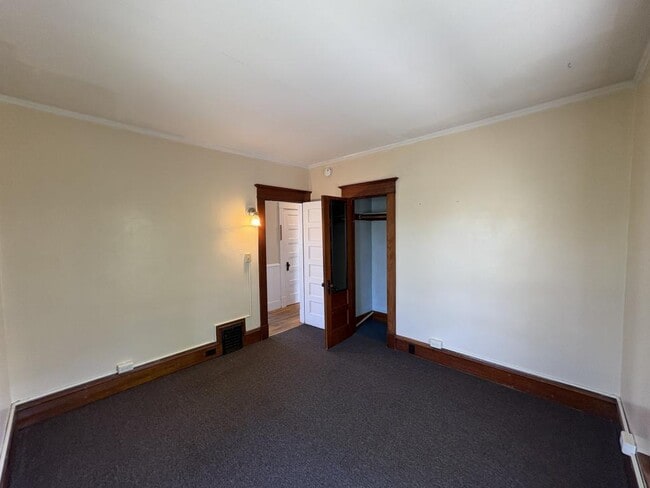 Building Photo - 48 Monroe St