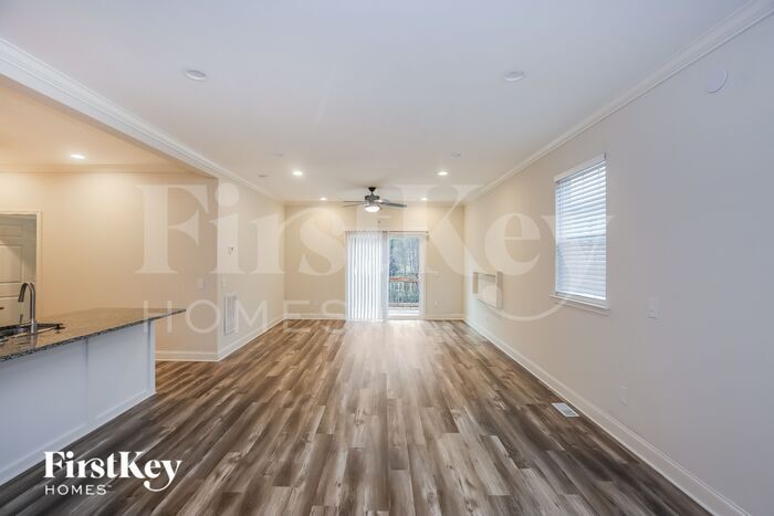 Building Photo - 215 Parkwood Dr NW