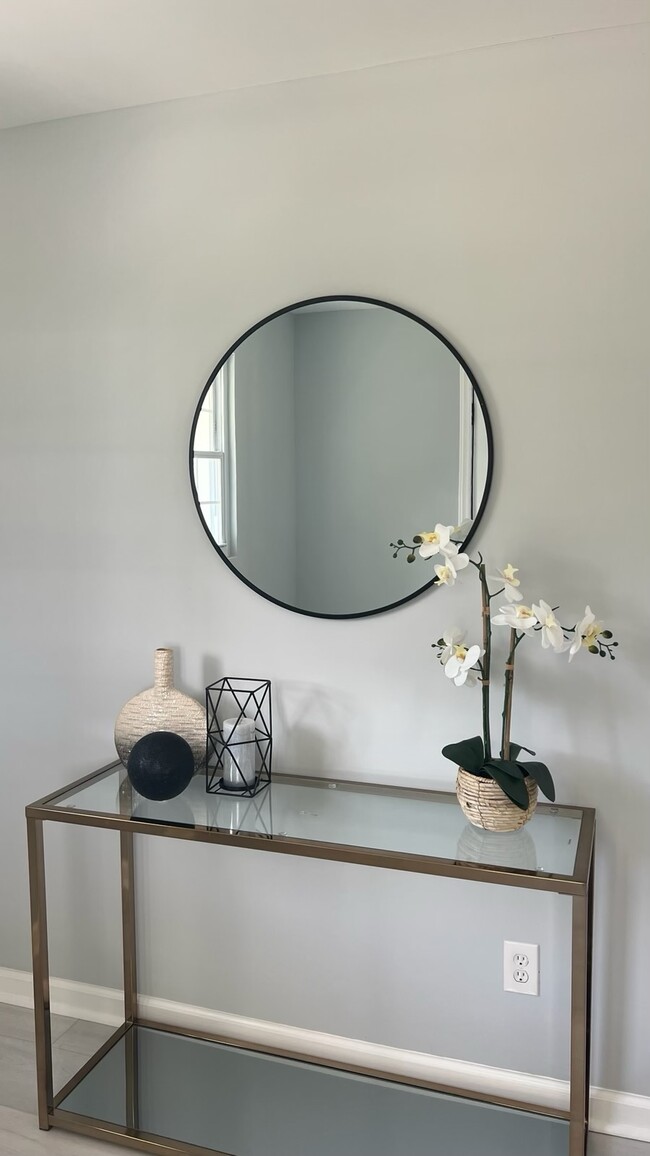 Building Photo - 806 Aileen Ave