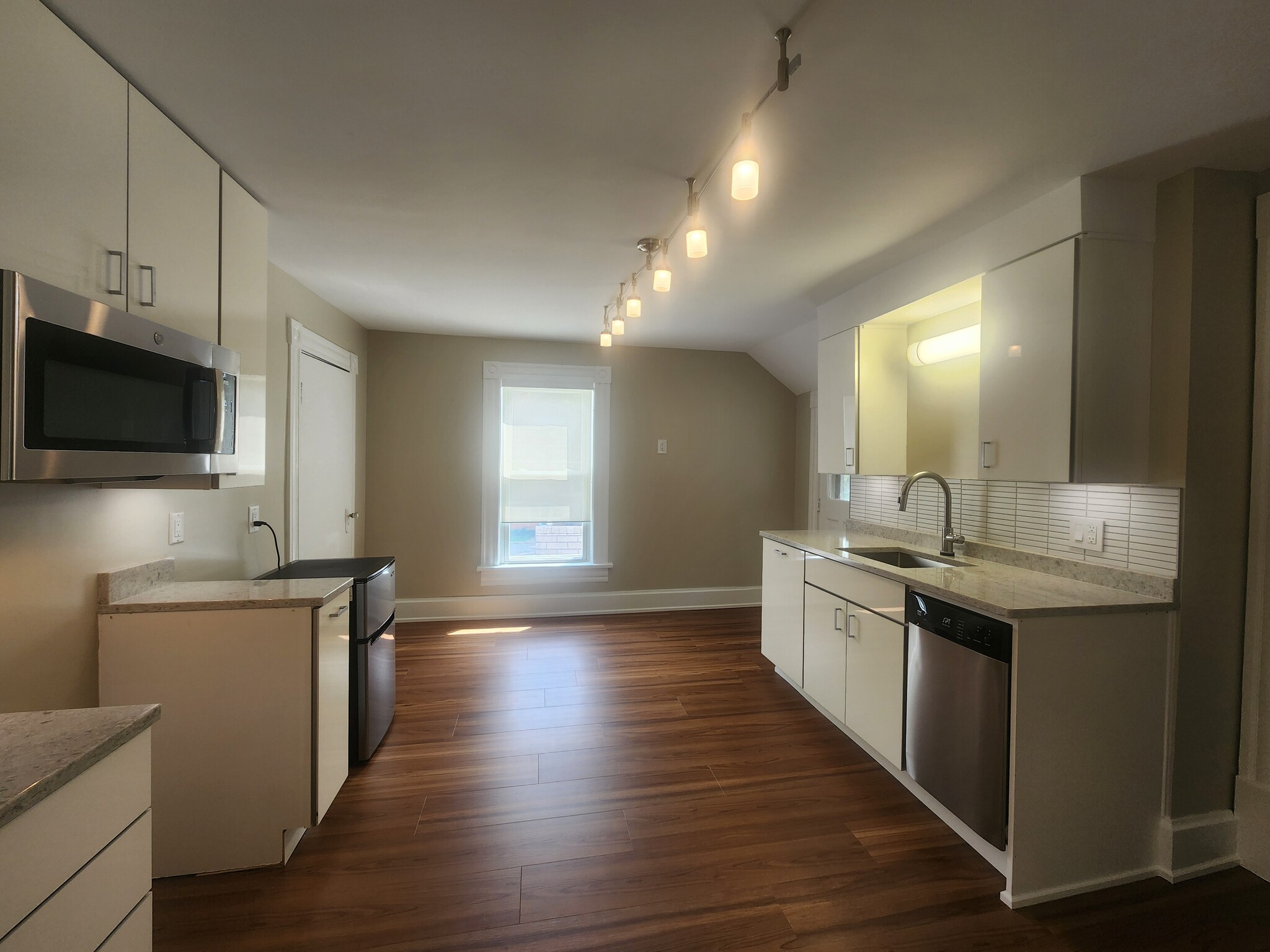 Building Photo - 976 Bailey Ave