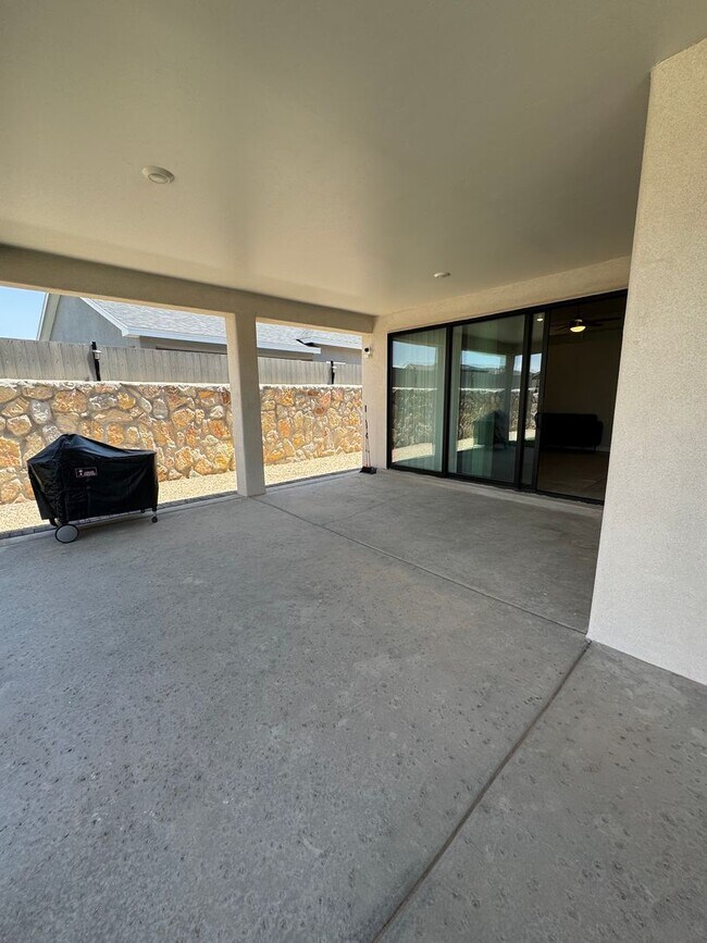 Building Photo - Gorgeous 4 bedroom plus office