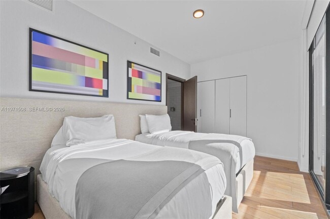 Building Photo - 398 NE 5th St