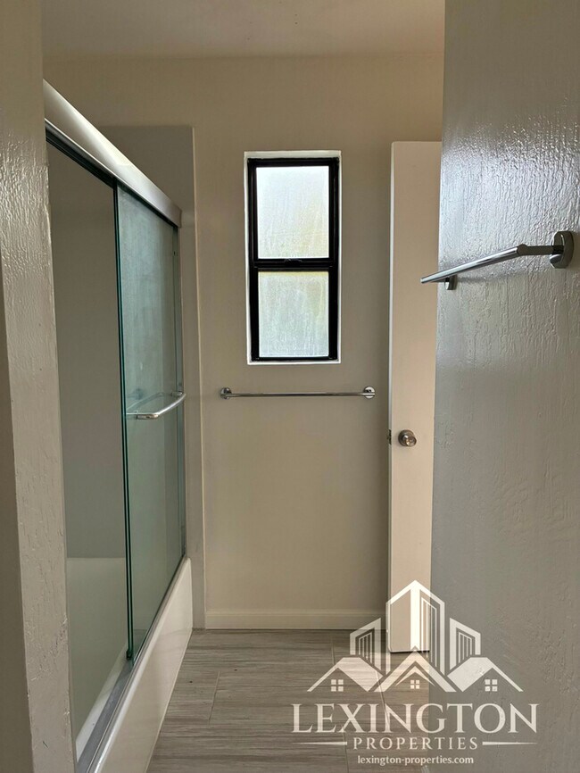 Building Photo - Wonderful, 3BD/2BA, Home off Bell St. and ...