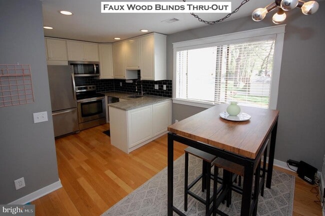 Building Photo - 2524 Glengyle Dr