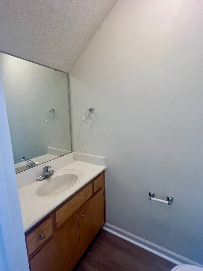 Building Photo - Two bedroom, 1.5 townhouse in Graham (Park Place Apts)