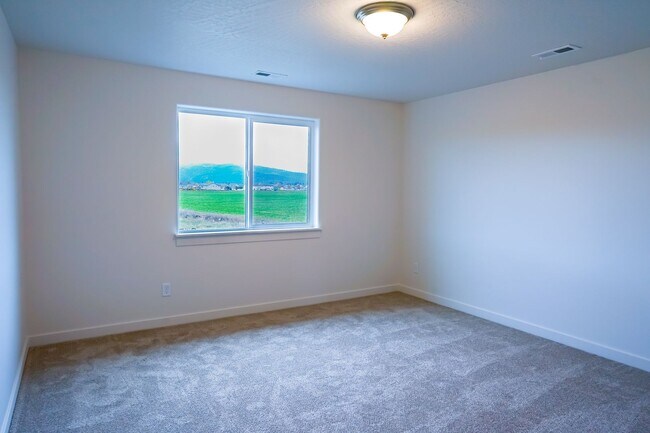 Building Photo - 4 Bedroom, 2.5 Bath New home