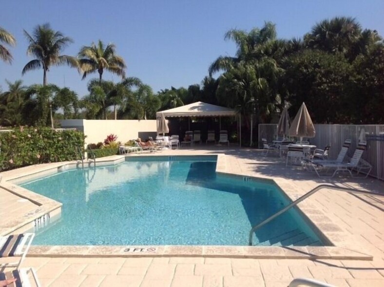 Building Photo - 20 Commodore Pl