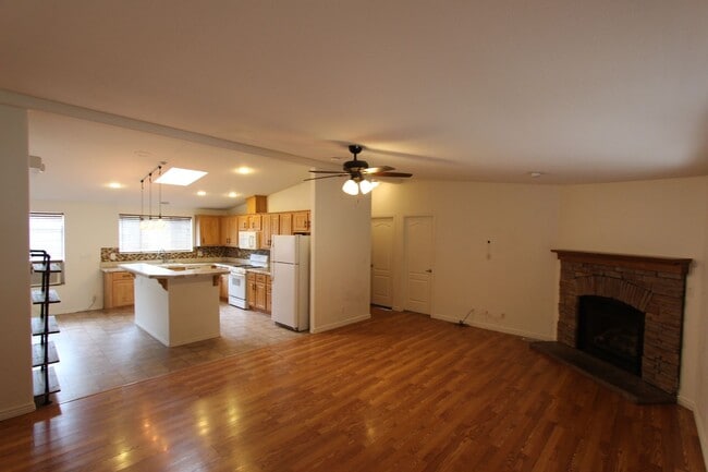 Building Photo - * LEASE PENDING Move-in ready Home in Railroad Springs