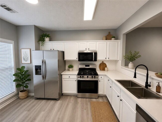 Building Photo - 2025 Austin Park Cir