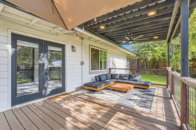Building Photo - 1713 Mariposa Dr