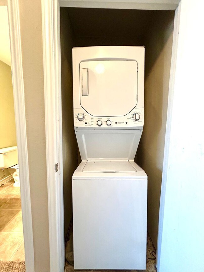 Building Photo - AVAILABLE NOW! 3 Bedroom 2.5 Bathroom Town...