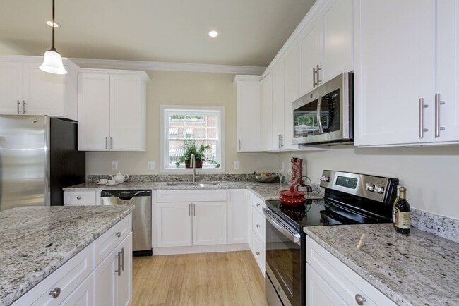 Building Photo - Gorgeous and Spacious Renovated 4br/3.5ba ...
