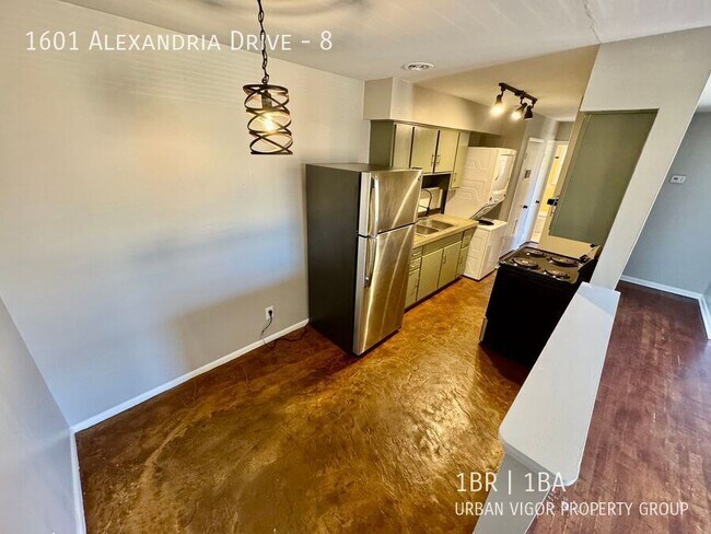 Building Photo - 1601 Alexandria Dr