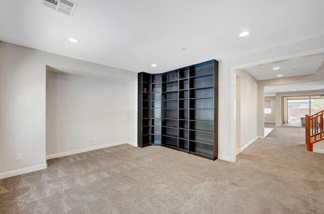 Building Photo - 4 bedroom home with 2 primary bedrooms! On...
