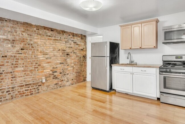 Primary Photo - 162 University Ave