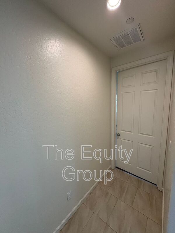 Building Photo - 918 W Sedona Ave