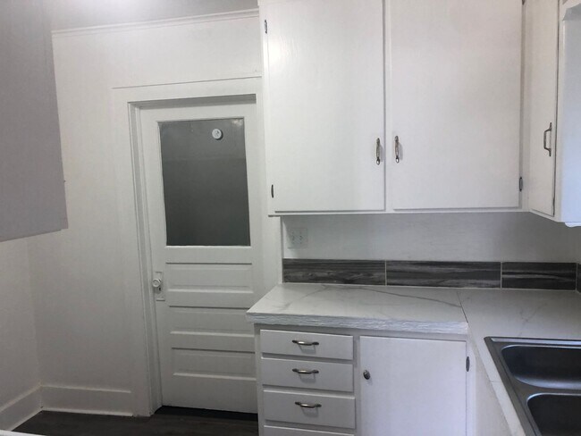 Building Photo - 1406 N Rosedale Ave