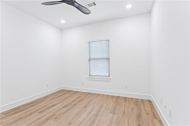 Building Photo - 16 Celtic Dr