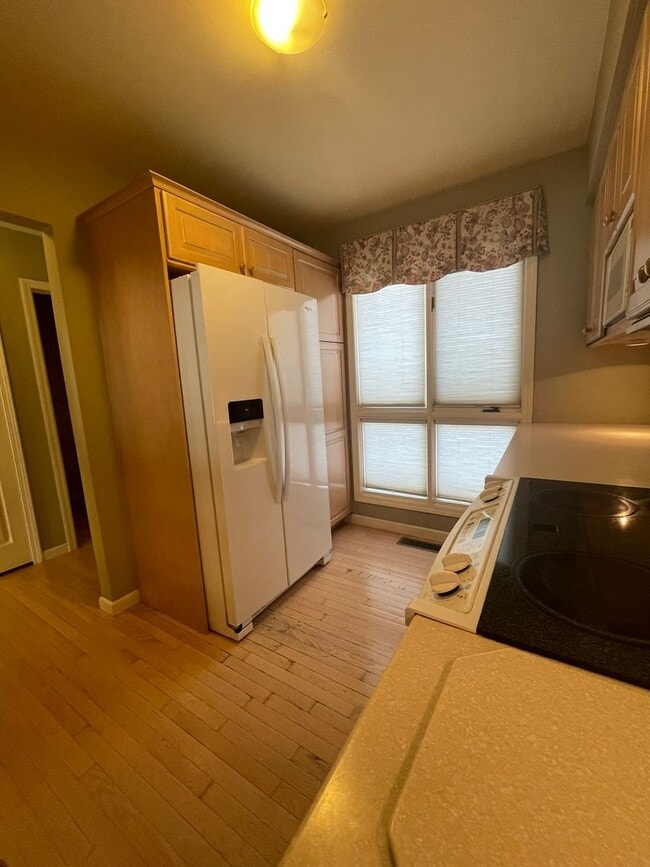 Building Photo - Updated End-Unit Condo in Earhart Village – Prime Location!