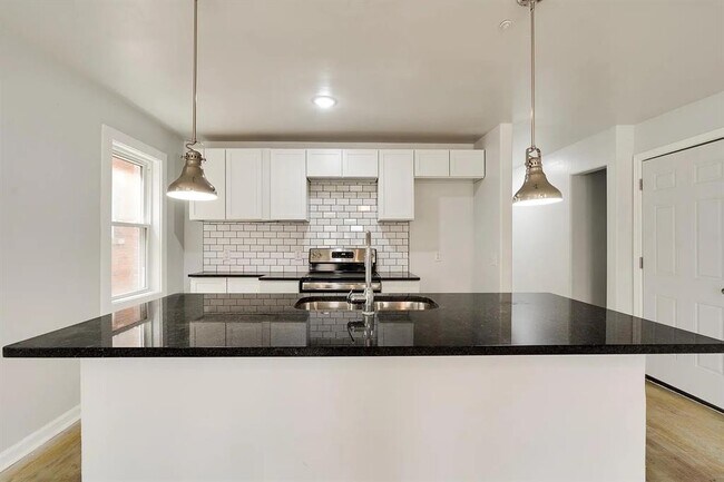 Primary Photo - 711 NW 30th St