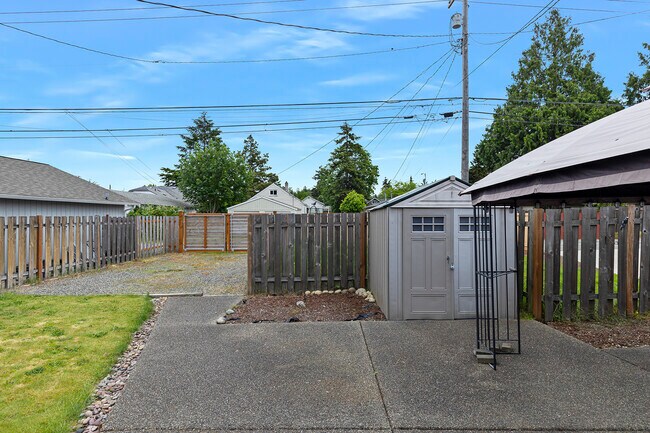 Building Photo - 6629 S Pine St