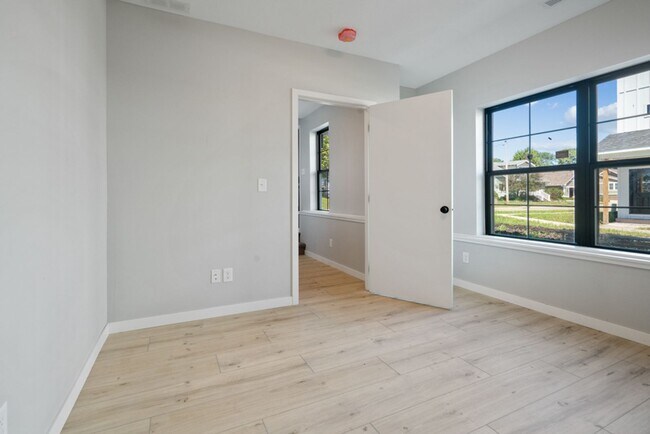 Building Photo - Clear Lake Condos