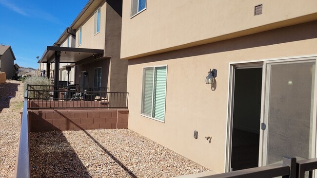 Building Photo - 4 bed | 2 1/2 bath | 2 car garage in Deser...
