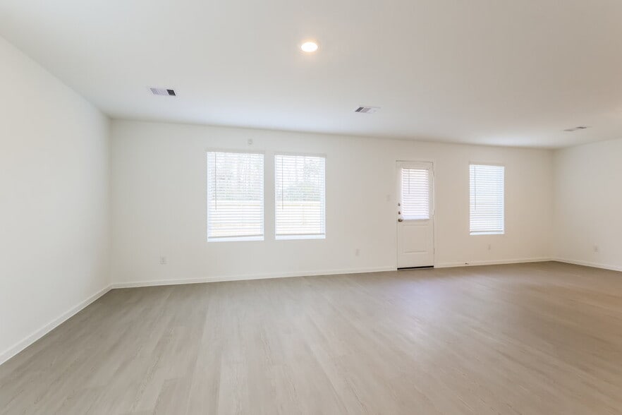 Building Photo - 325 Woodland Hills Dr