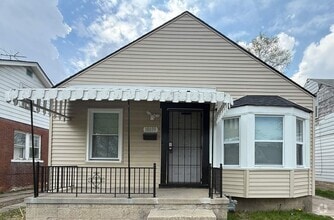 Building Photo - Renovated 3-Bedroom Home – We Welcome Sect...