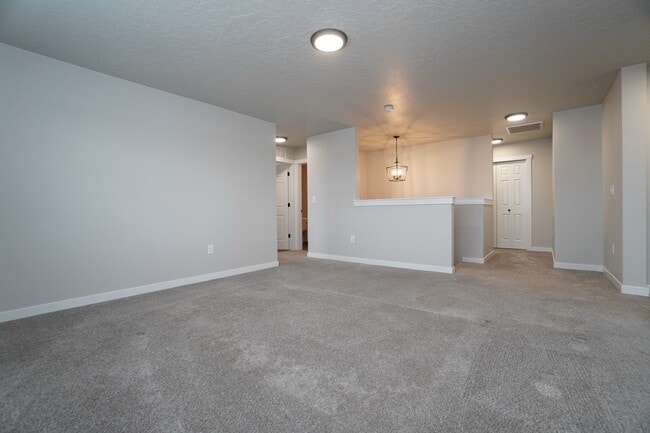 Building Photo - 1512 W Cub River Dr