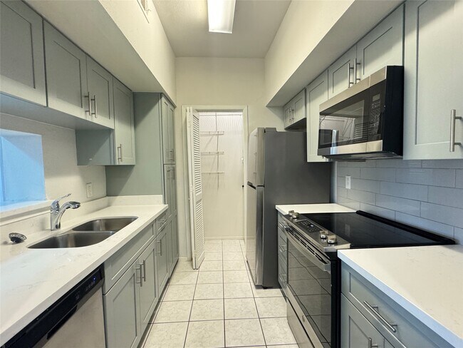 Building Photo - 6602 Harbor Town Dr
