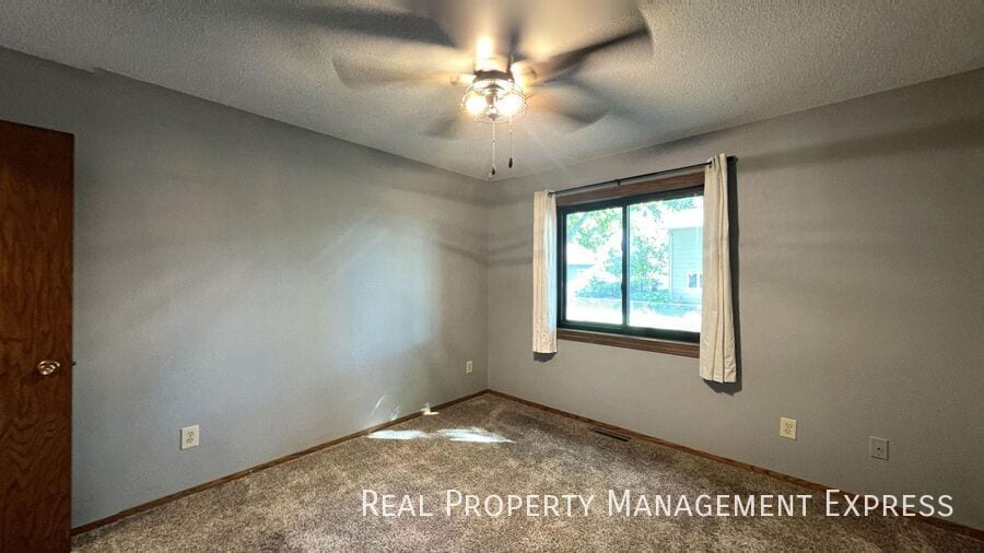 Building Photo - Spacious 5-Bedroom Home with Modern Updates in Sioux Falls