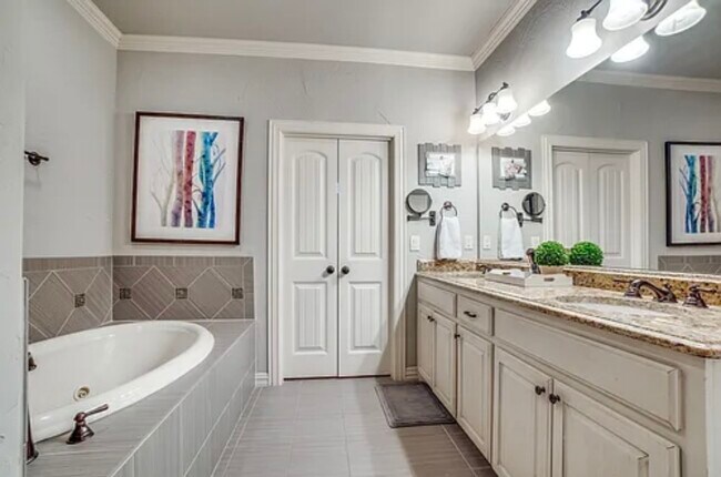 Building Photo - 1914 Euclid Ave