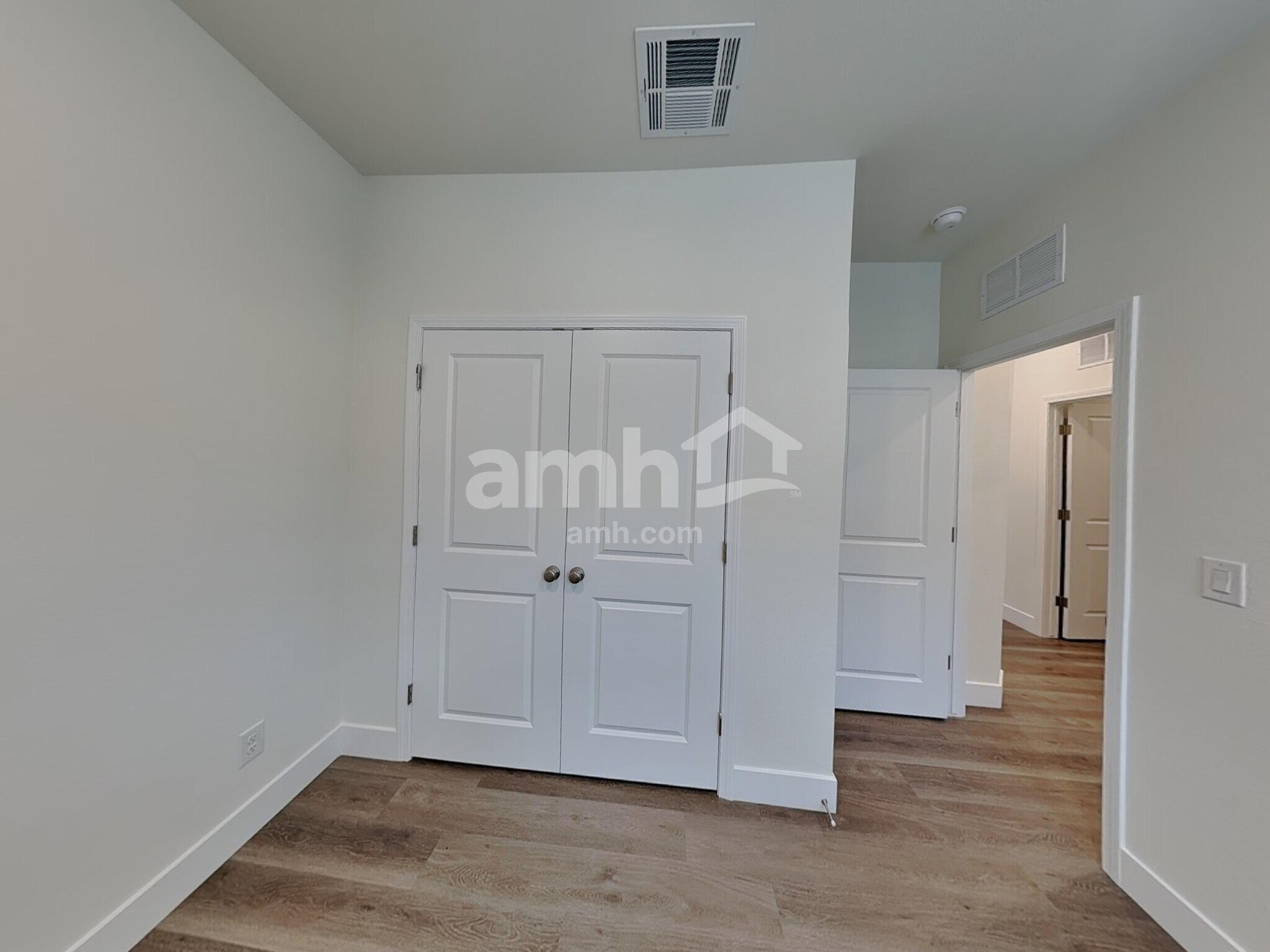 Building Photo - 870 English Primrose St