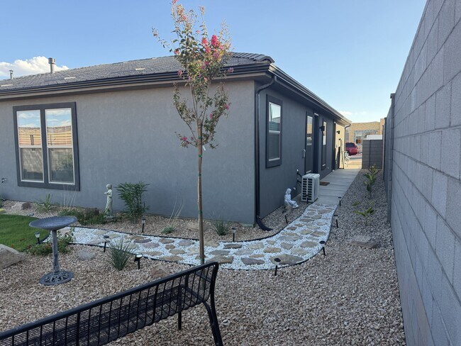 Building Photo - 625 S Savio Dr