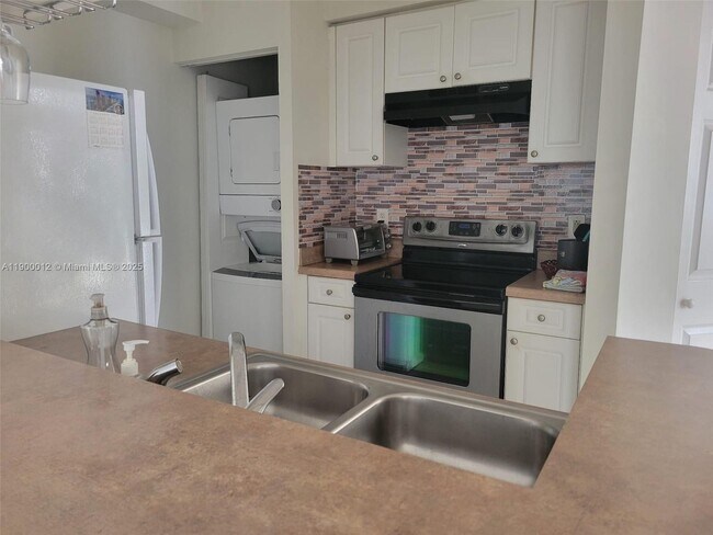 Building Photo - 17150 N Bay Rd