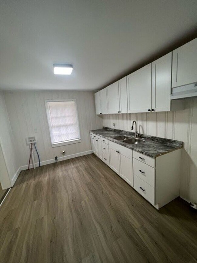 Building Photo - Beautiful Remodeled Apartment 2 Bedroom 1 ...