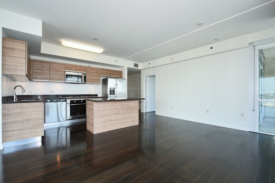Building Photo - 3785 Wilshire Blvd