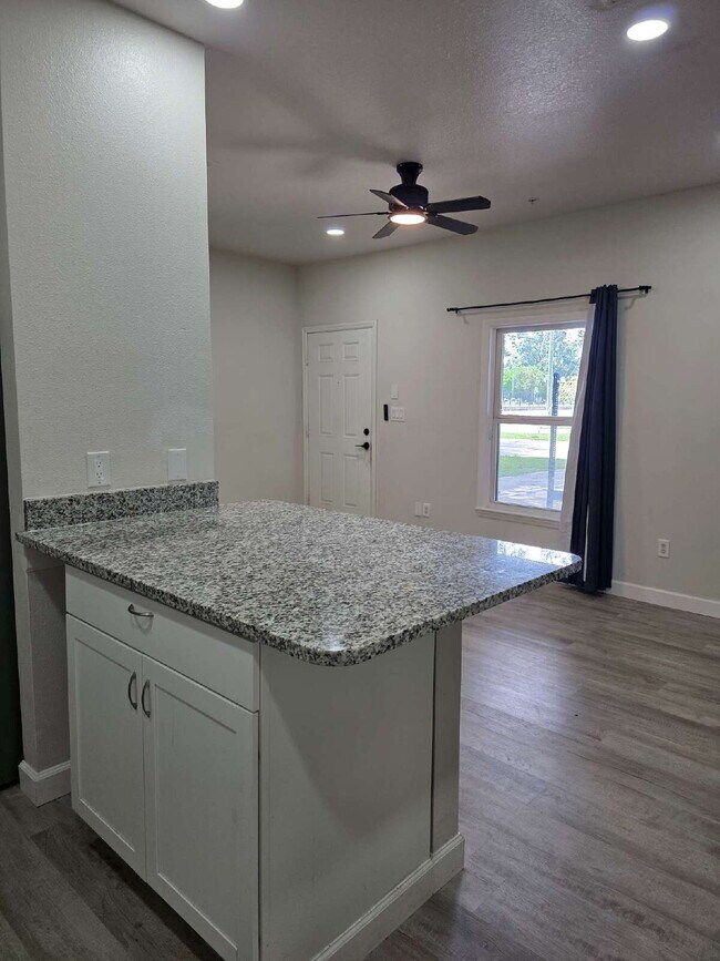 Building Photo - Apartment in Quadplex For Rent