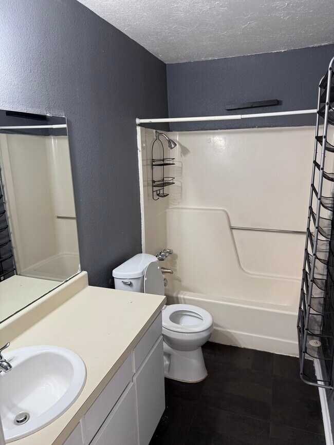 Building Photo - 2934 Chestnut Ave