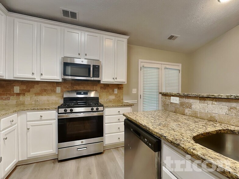 Building Photo - 449 Sarah's Ln