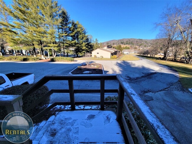 Building Photo - 1/1.5 Townhome located near Boone Golf Course!