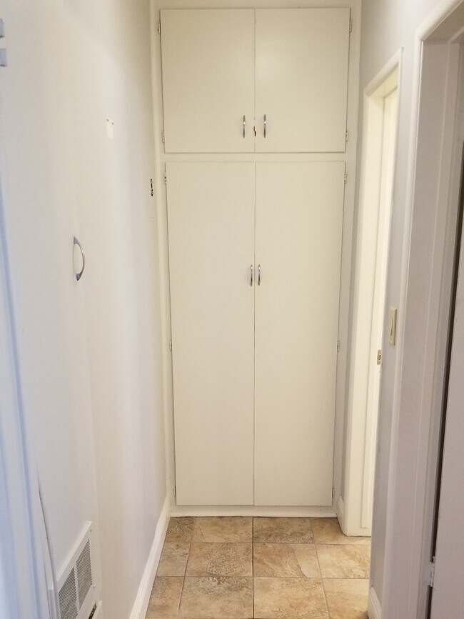 Building Photo - 7114 Haskell Ave