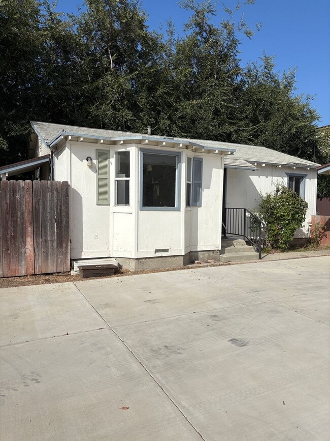 Building Photo - 1 + 1 Cottage  with Bonus Room, East End V...