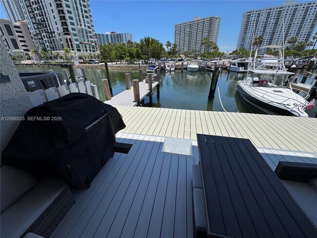 Building Photo - 336 Poinciana Island Dr