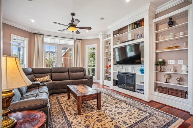 Building Photo - Stunning and Spacious Single Family Home S...