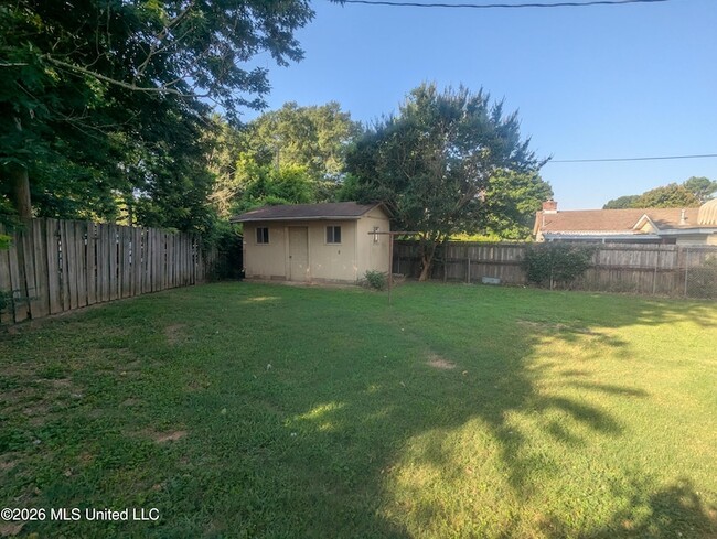 Building Photo - 1915 Southaven Cir N