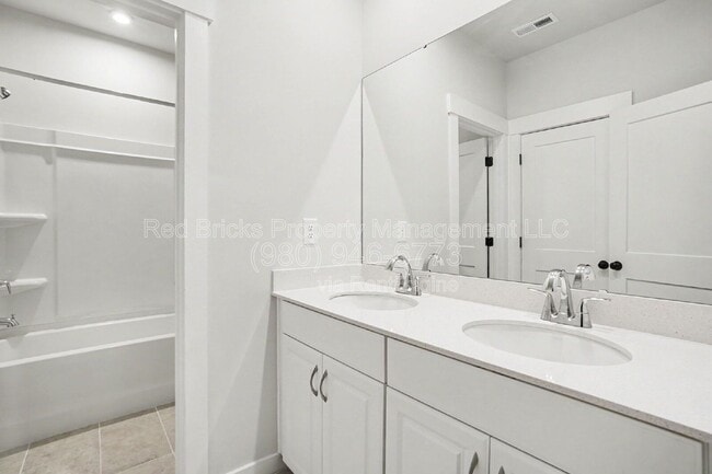 Building Photo - 9512 Munsing Dr