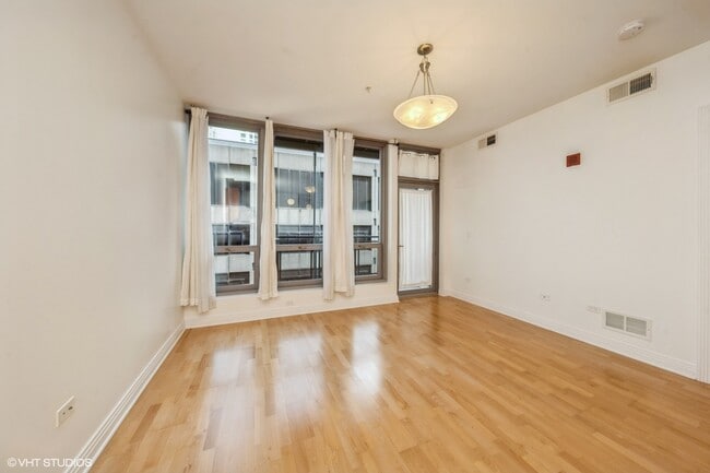 Building Photo - 565 W Quincy St